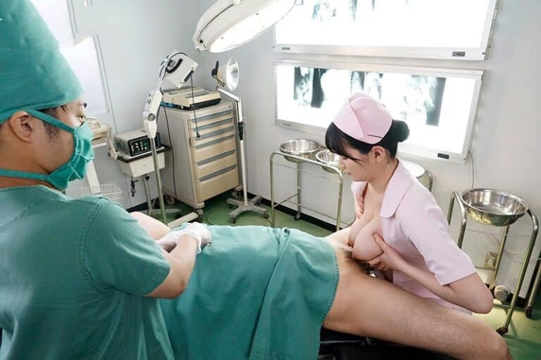 Anh bệnh nhân may mắn đang phẩu thuật và nữ y tá vú to yêu nghề