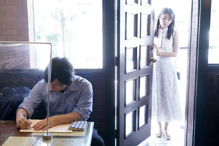 Anh tiểu thuyết gia lãng tử ngoại tình cùng cô vợ xinh của sếp